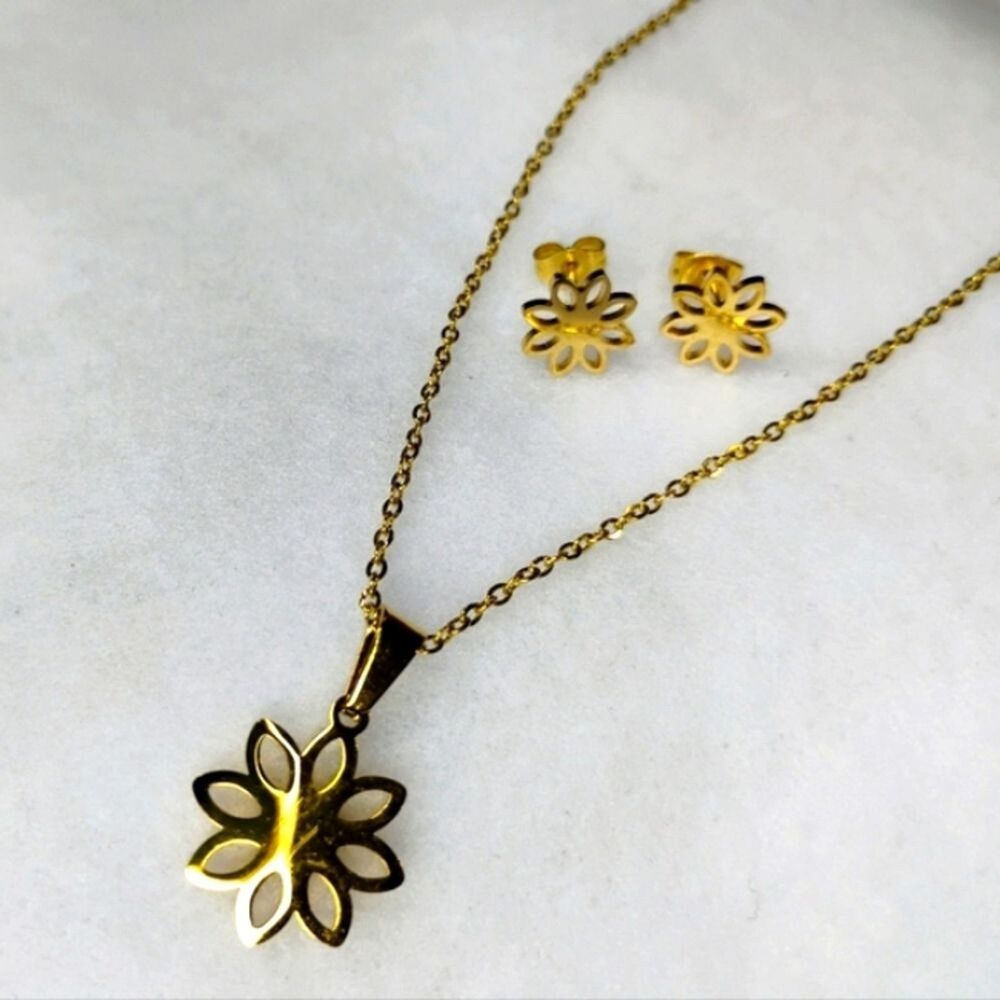 Elegant Gold Flower Necklace and Earring Set